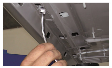 Application: Insertion of the V3FGA06H probe into a hollow car body part to measure the CDP coating on the inside Application: Insertion of the V3FGA06H probe into a hollow car body part to measure the CDP coating on the inside